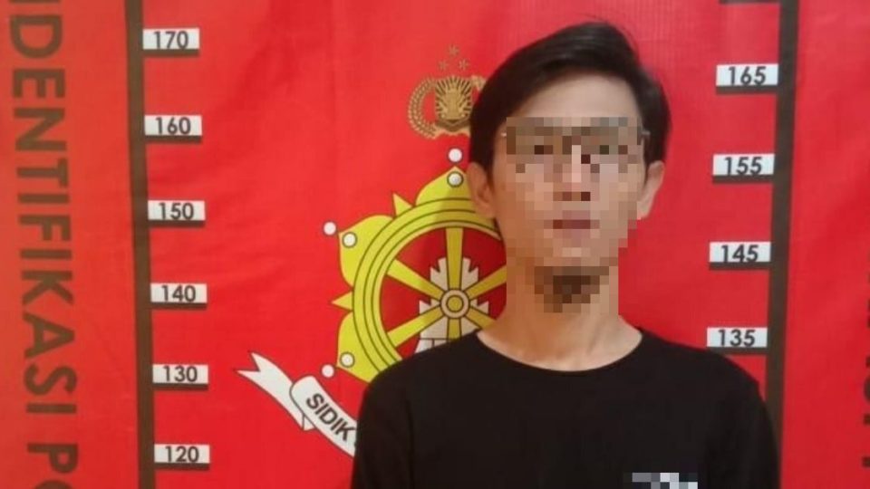 Police in Surabaya, East Java arrested a 26-year-old shopkeeper named Erik Dwi Guna Yulianto on Sunday for allegedly filming women in fitting rooms at a mall. Photo: Istimewa
