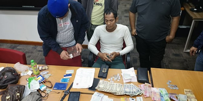 The suspect, Fahruddin, was reportedly arrested at the Soekarno-Hatta International Airport in Jakarta, while he was on his way to escape to Medan, North Sumatra. Photo: Istimewa via Detik