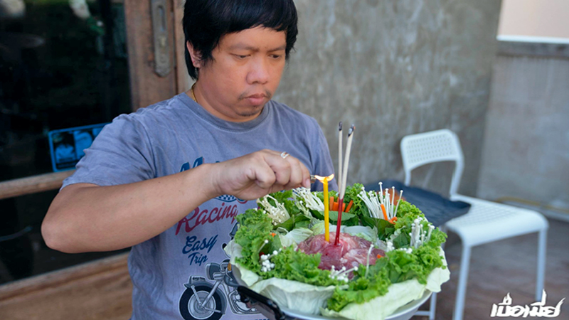 Naeak ‘Eak’ Wichapom and his pork krathong. Photo: Bored of My Wife / Facebook 