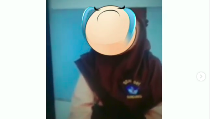 Screengrab from a viral video showing a mother screaming at her young daughter for ranking third in her class. Photo: Instagram