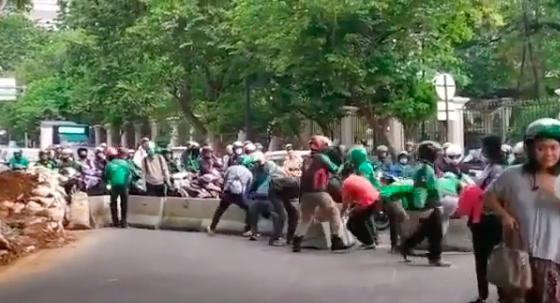 Jakarta motorists removing concrete barriers at a closed intersection. Photo: Video screengrab from Instagram