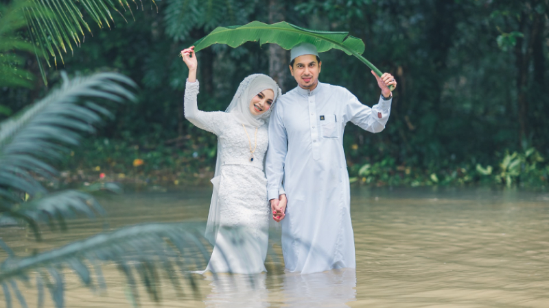 A southern couple wade ankle-deep into their new lives together Sunday in Narathiwat province. Photo: Meen Photographer 
