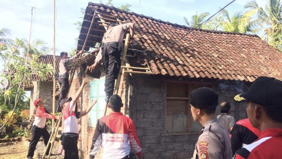 BPBD, along with the local police in Jembrana, reportedly assisted residents in Tukadaya earlier today to fix some of the damage. Photo: Info Jembrana / Instagram