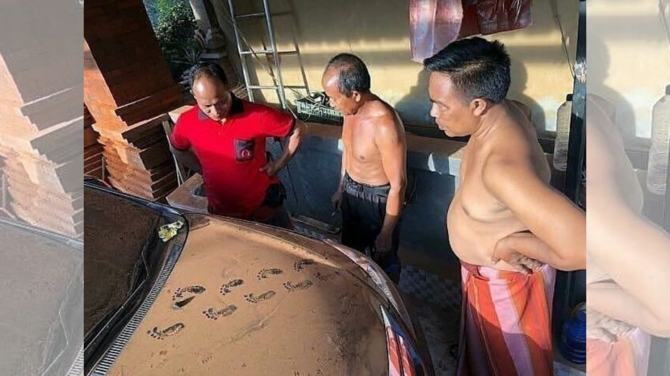 A resident of Banjar Pengabetan neighborhood in Mengwi sub-district of Badung regency suspected that a tuyul was responsible for stealing the money at her home, due to the discovery of what looked like a child’s footprints on the dusty hood of her car. Photo: Istimewa