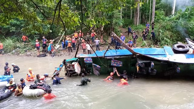 Rescuers attempting to recover victims in a deadly bus crash in South Sumatra on Dec. 24, 2019. Photo: Palembang Search and Rescue Agency