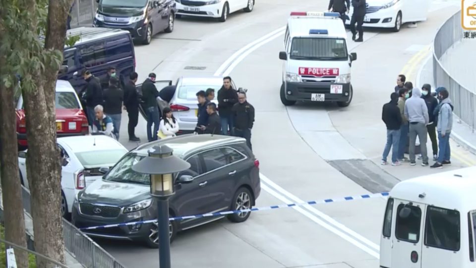 Police investigating the site of a suspected robbery at Ho Man Tin. Screengrab via Facebook/on.cc.