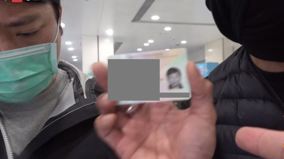 A plainclothes cop displays a reporter’s Hong Kong ID on a livestream to an audience of thousands during a rally at a Tai Po mall yesterday. Screengrab via Facebook.