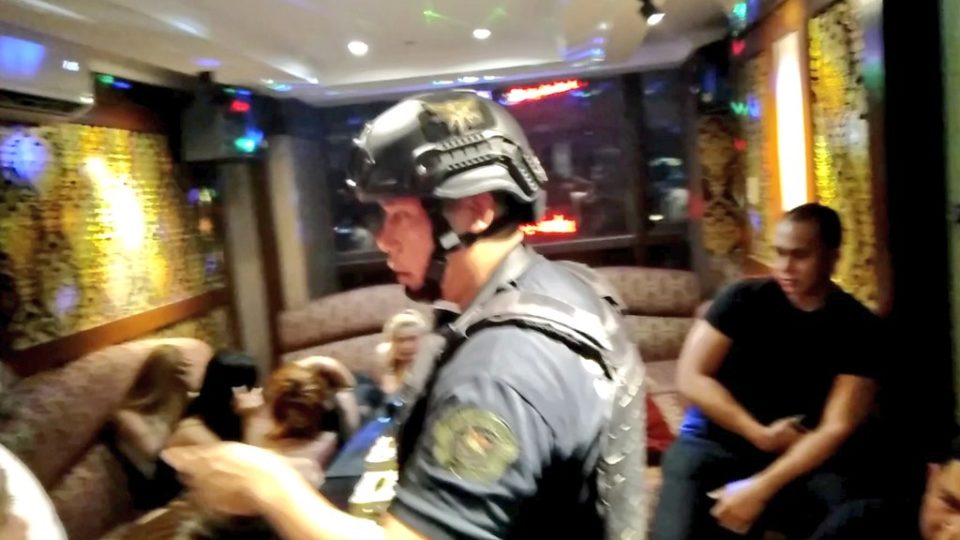 Cops during the Makati raid. Photo: Anjo Bagaoisan/ABS-CBN News