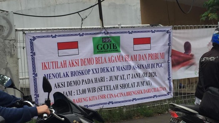 A banner in East Jakarta calling for the public to reject the construction of a cinema and to chase away “Chinese jerks”. Photo: Twitter