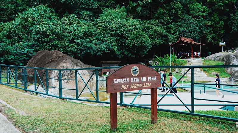 Welcome to Poring Hot Springs, natural hot springs. Photo: Coco Travel