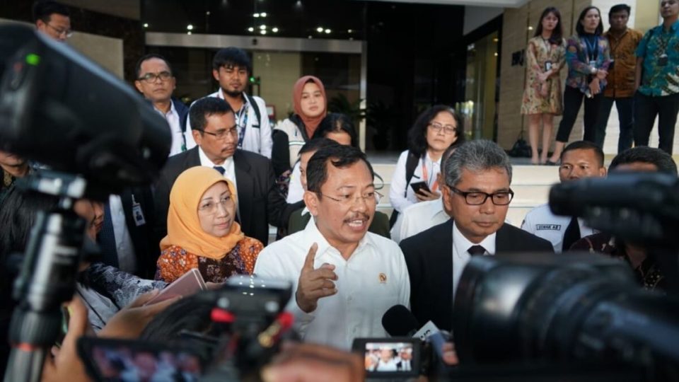 Indonesia’s Health Minister Terawan Agus Purwanto speaking to reporters. Photo: Kemenkes RI