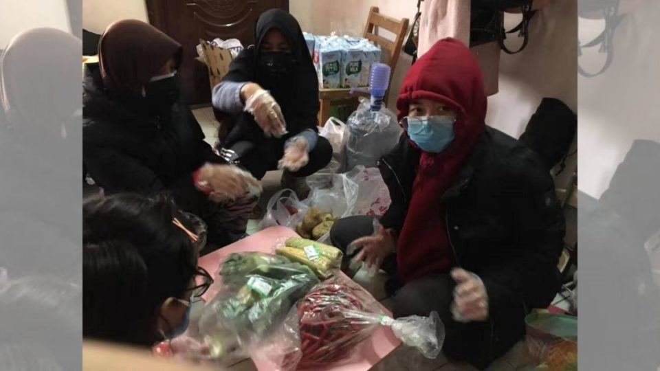 Indonesian students preparing food yesterday in Hubei province capital of Wuhan. Photo: Kemlu RI