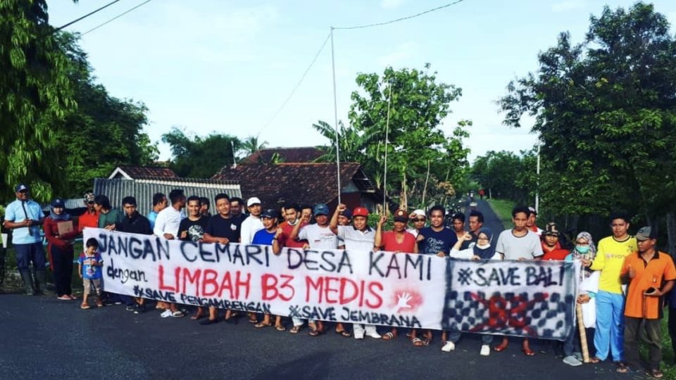 The protest on Sunday also saw participants collecting signatures from passersby to support their cause. Photo: Kantor Desa Pengambengan / Instagram 
