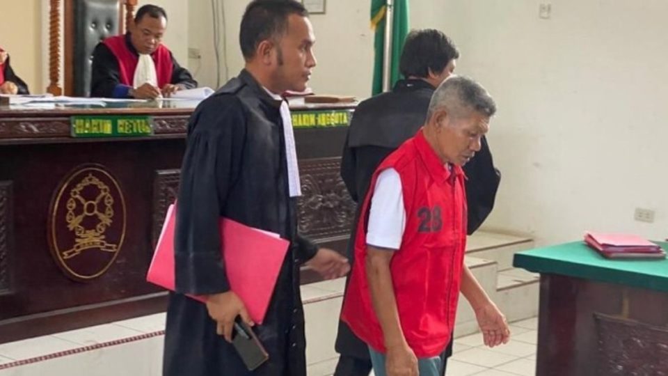69-year-old laborer, Samirin, at Simalungun District Court in North Sumatra yesterday. Photo: Istimewa