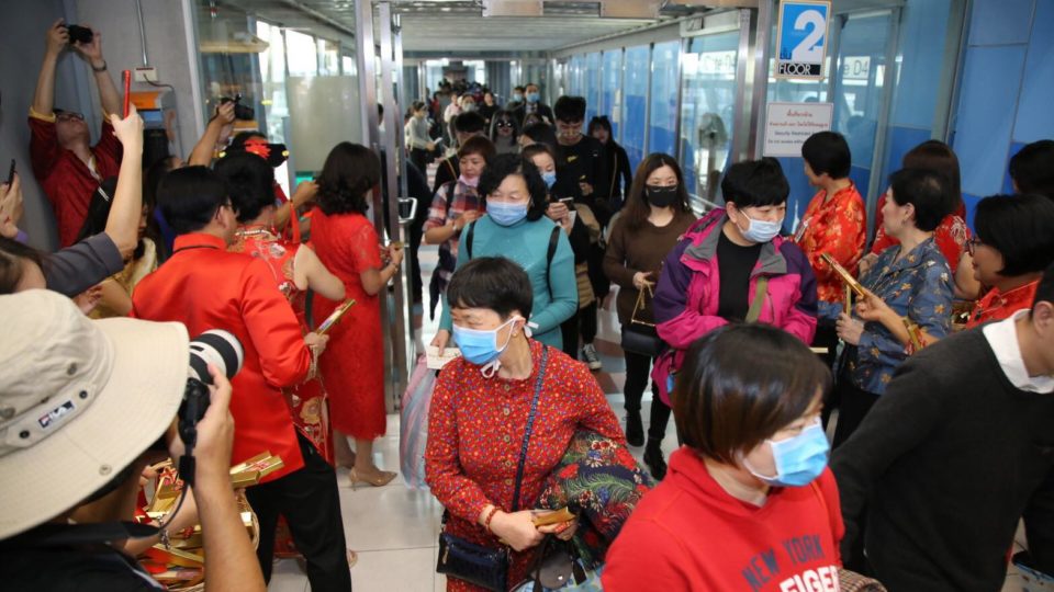 Suvarnabhumi Airport greets Chinese travelers with gifts on Wednesday in Bangkok. Photo: Suvarnabhumi International Airport