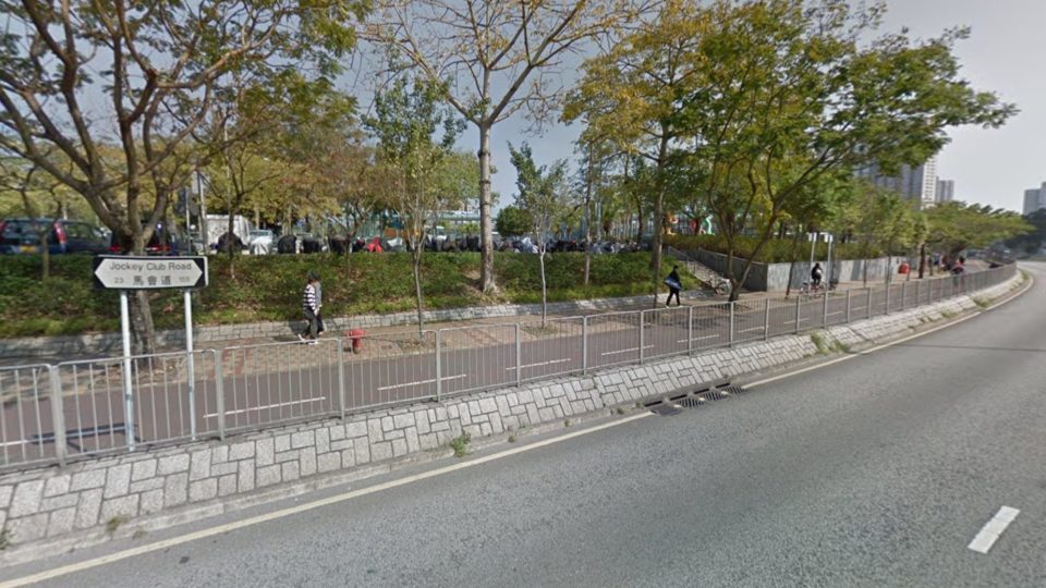 The stretch of Jockey Club Road in Sheung Shui where a man was knifed by three assailants following a car chase Monday night. Photo via Google Maps.