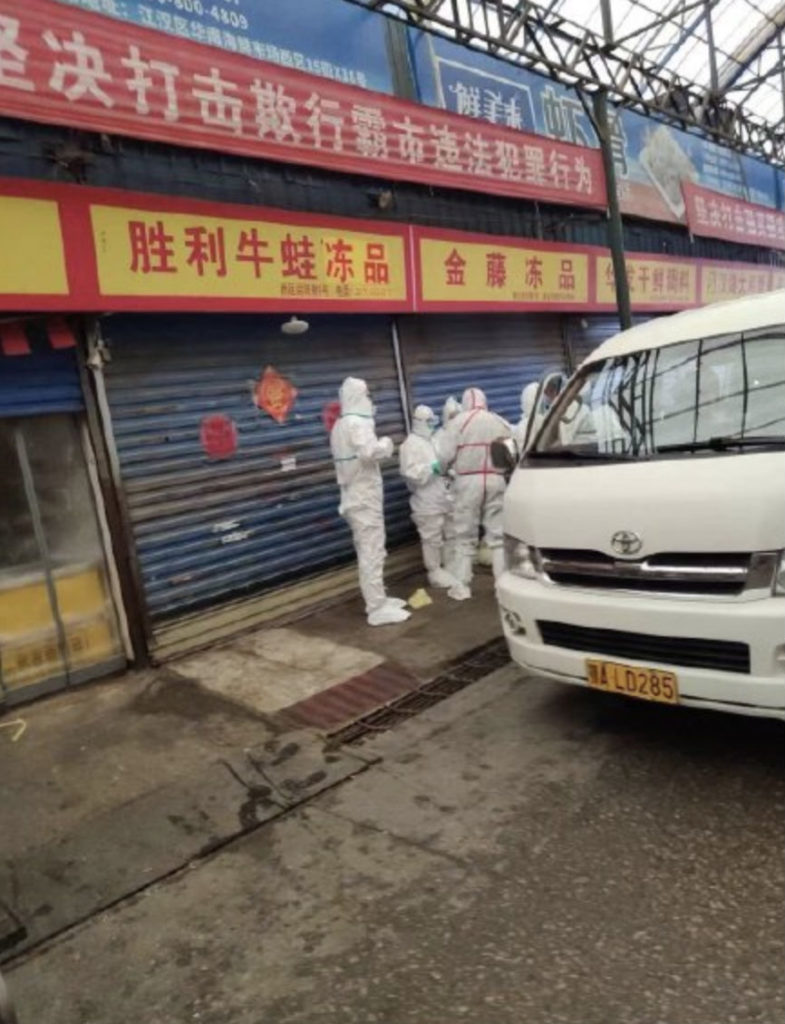 Photo purportedly showing medical workers at the seafood market linked to Wuhan’s pneumonia outbreak. Photo: 民间趣事/Weibo