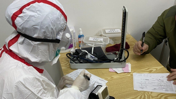 A doctor tends to a patient at a clinic in Wuhan, China. Photo: 挖嘎尼贡/Weibo