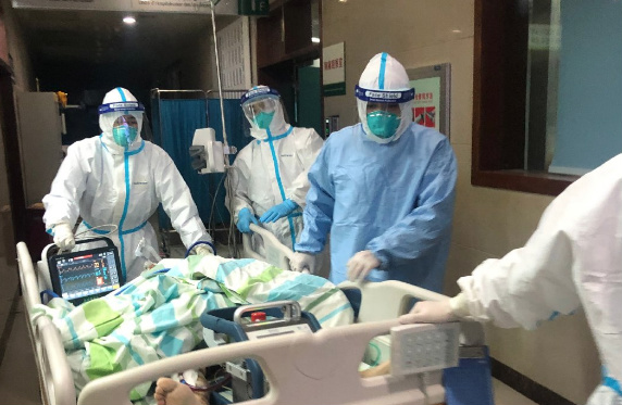 Medical workers tend to an infected patient in Wuhan. Photo: Zhongnan Hospital of Wuhan University/Weibo