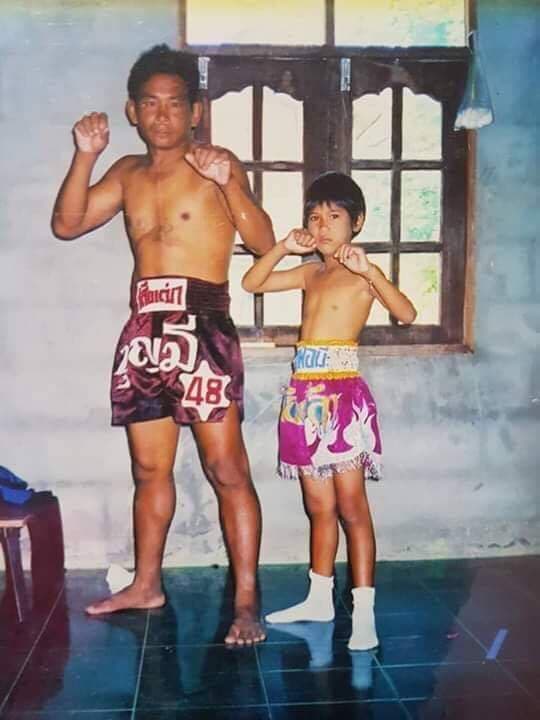 Young Loma Lookboonmee poses with her father Boonmee Sithemrat. Photo: Loma Lookboonmee / Courtesy