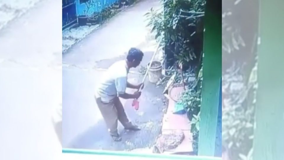 The man was seen in the video hitting a sleeping cat outside somebody’s house with a broomstick. That one hit proved to be fatal for the cat. Screenshot from Instagram/@doniherdaru & @lalaqiyy