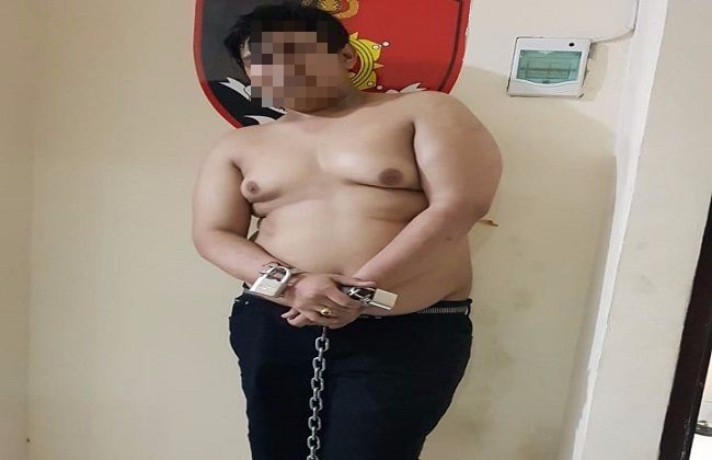 Theft suspect Mohammad Amin (20) chained following his arrest by the Bali Police on Feb. 13, 2020. Photo: Istimewa