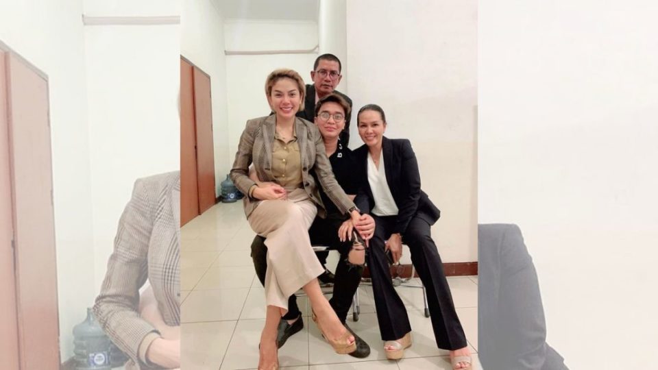 Nikita Mirzani with her attorney and close friends, fellow celebrity Billy Syahputra and entrepreneur Fitri Salhuteru. Photo: Instagram/@nikitamirzanimawardi_17