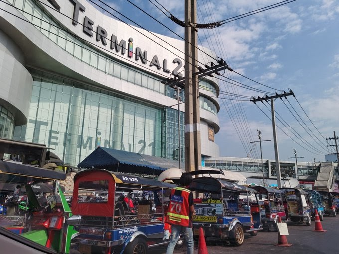 Tuk-tuks in front of Terminal 21 Korat shopping mall offer free rides today as the mall reopens. Photo: @ChangFD / Twitter