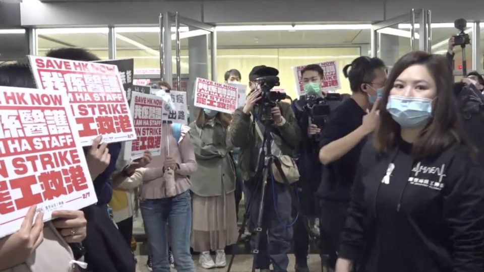 Striking hospital workers on the fourth floor of the Hospital Authority HQ. Screengrab via Facebook/Stand News.