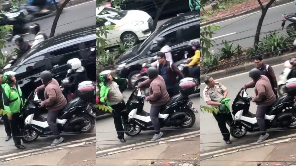 Twitter user Haris Dhiya uploaded a video of a motorcyclist and someone who appears to be an ojol driver for Gojek in the midst of a heated argument, only for the latter to reveal himself as a police officer. Screenshot from Twitter/@hrsdhy