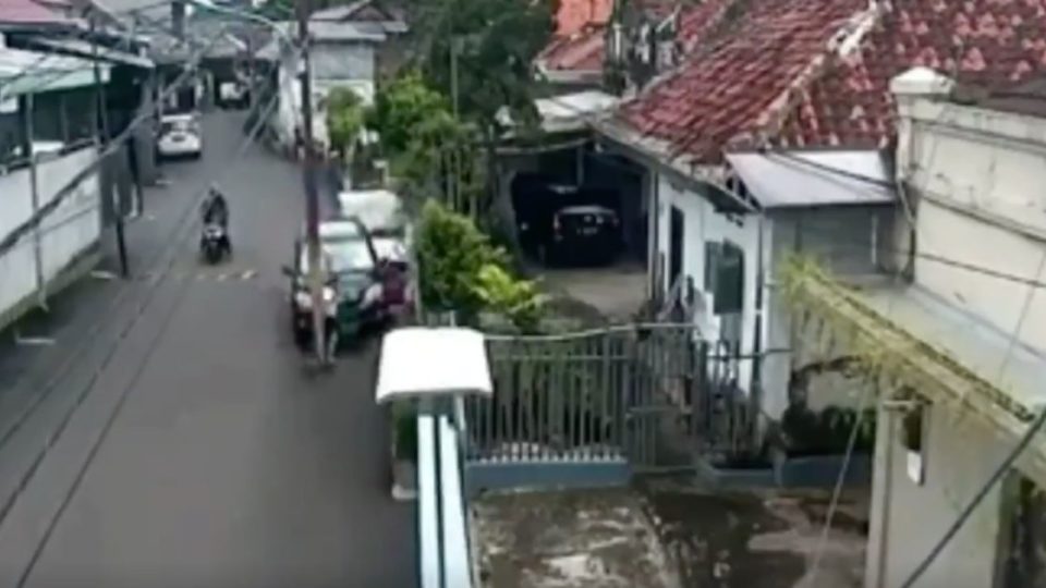 A 26-year-old woman, who was five months pregnant, was killed after a car driven by a learner driver struck her directly last Saturday in Palmerah, West Jakarta. A CCTV recording of the tragic incident has been circulating on social media as of late. Screenshot from Twitter