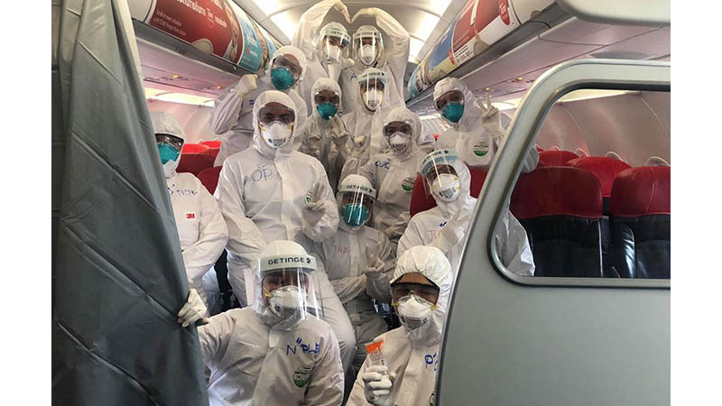 Medical personnel and the captain of an AirAsia flight that on Tuesday evacuated more than 130 Thais from the virus epicenter of Wuhan, China. Photo:  Manoon Jarornloy