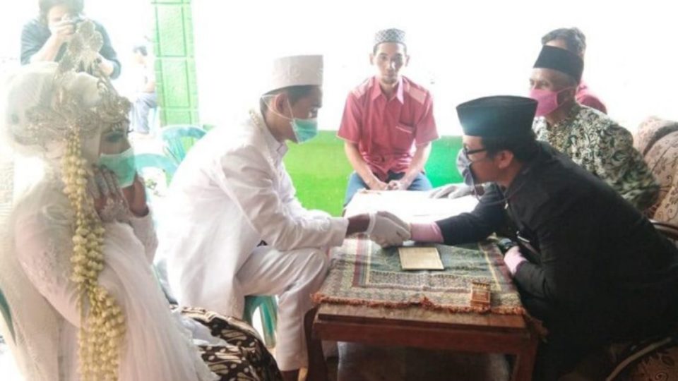 There are things that must now be observed when tying the knot at Religious Affairs Office (KUA), including the requirement to wear gloves and masks for the official and the groom for when they customarily shake hands during ijab kabul (wedding solemnization). Photo: Istimewa