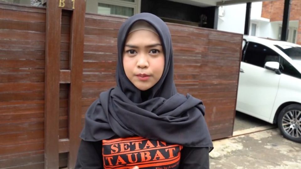 Indonesian Youtuber Ria Ricis is accused of breaking no-crowds rule by filming a video with a large crew. She denied the accusation. Screenshot from Youtube/Ria Ricis