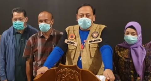 Tegal Mayor Dedy Yon Supriyono announcing his city’s “local lockdown” on March 25, 2020. Photo: Video screengrab