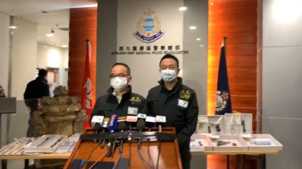 Police brief the press on Tuesday on the arrest of a man accused of possessing three firearms and more than four kilos of hard drugs. Screengrab via Facebook.