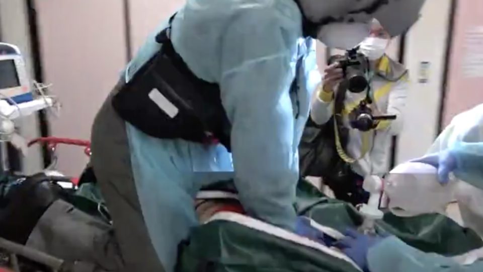 Emergency services try to resuscitate a 59-year-old man who fell between 30 to 40 meters over a cliff at Bride’s Pool. Screengrab via Apple Daily video.