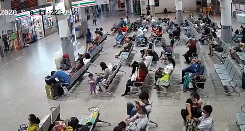 CCTV image of passengers awaiting buses Sunday morning at the Mo Chit terminal in Bangkok. Source: Ittipat Pinrarod / Twitter