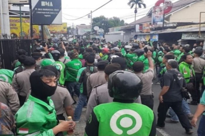 Motorcycle taxi drivers raid a leasing company in Yogyakarta during a clash against debt collectors on March 5, 2020. Photo: Istimewa