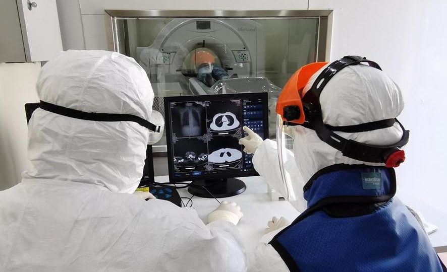 Health care workers in Wuhan look at a patient’s CT scan late last month. Photo via Xinhua.