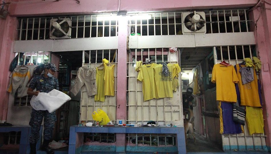 A guard inspects a cell inside the Quezon City jail. Photo: ABS-CBN News 