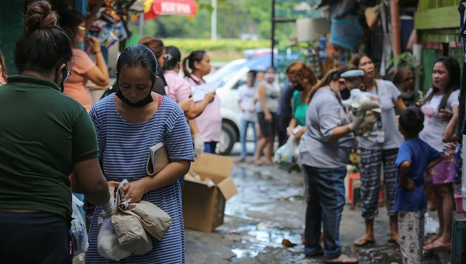 Quezon City residents getting relief assistance March 19, <i>Photo: Fernando Sepe / ABS-CBN News</i>