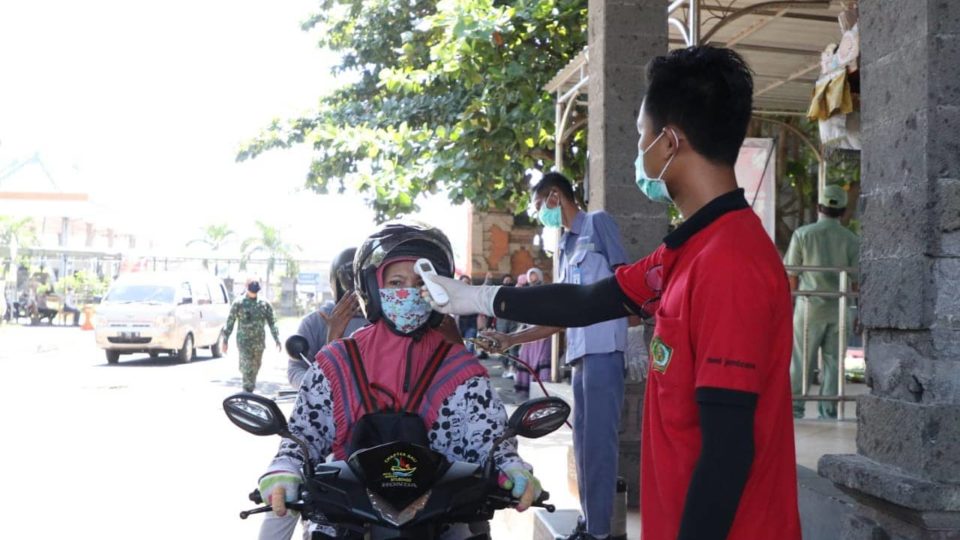 Temperature check at the Gilimanuk Port. Photo: Bali Provincial Government