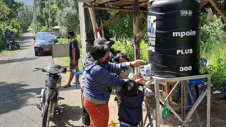 Local residents washing hands at a makeshift facility. Photo: Bali Provincial Government 