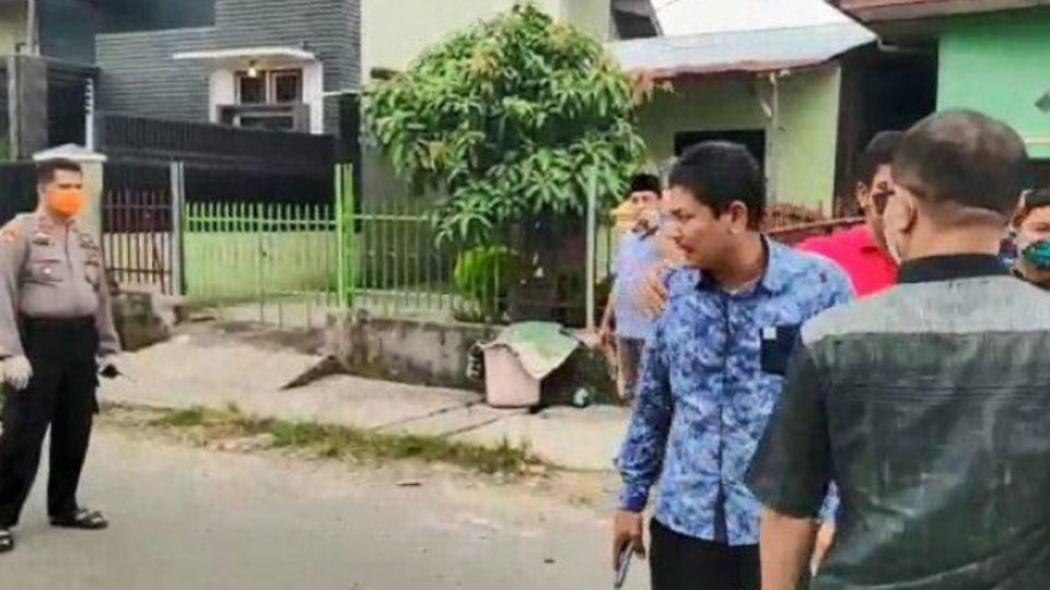 “I’m a DPRD member, I’m not afraid to die. The state has me covered. Where’s the virus so I can swallow it now? Where’s that corona so I can swallow it, where?” Edi Saputra, a councillor in the North Sumatra capital of Medan, told the police officers in the viral video.
