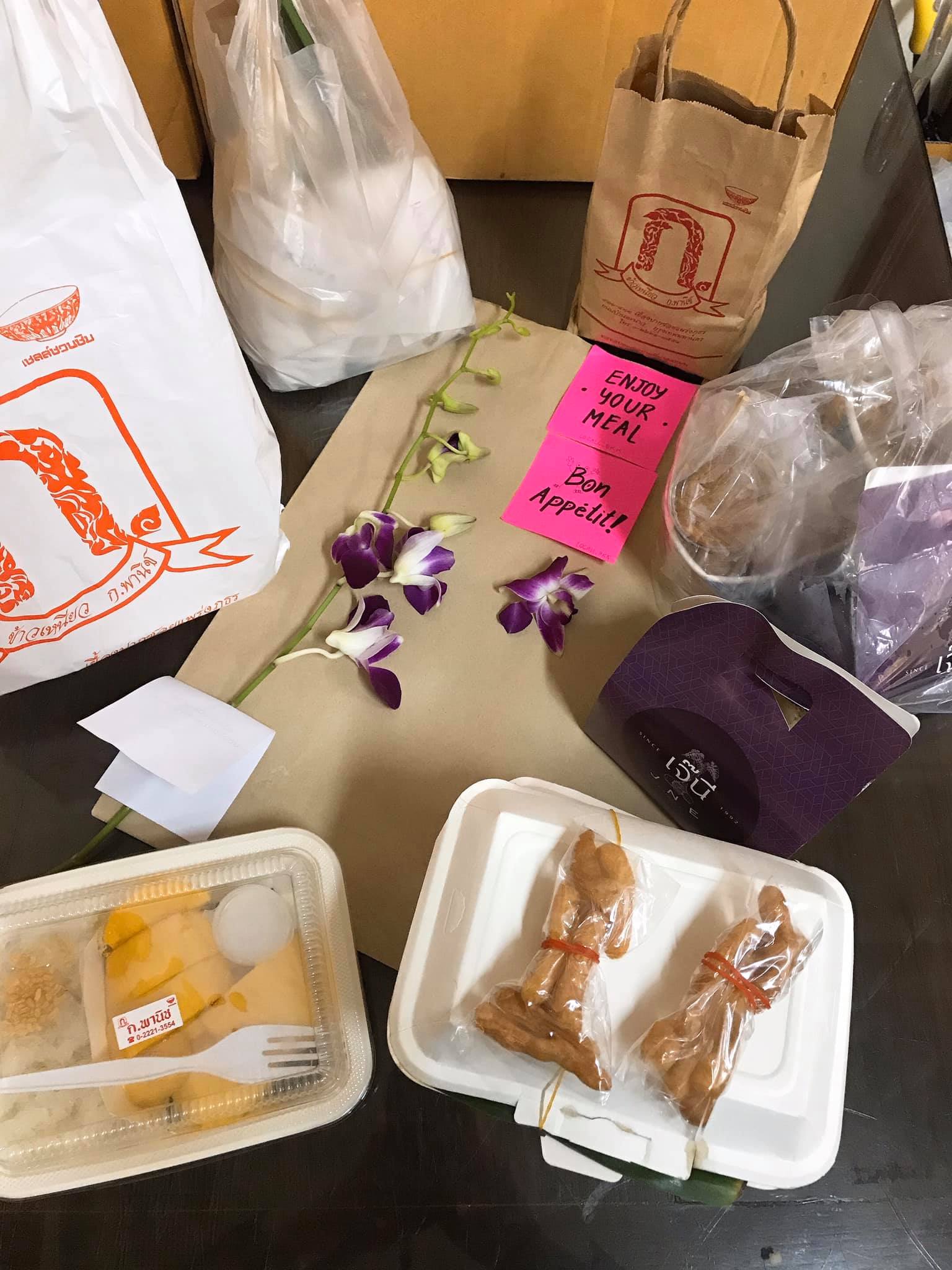 ‘Today I ordered Locall.bkk again and I got a flower and a lovely Happy-New-Year note,’ wrote Facebook user Gift Mongkolratna. Photo: Gift Mongkolratna / Facebook