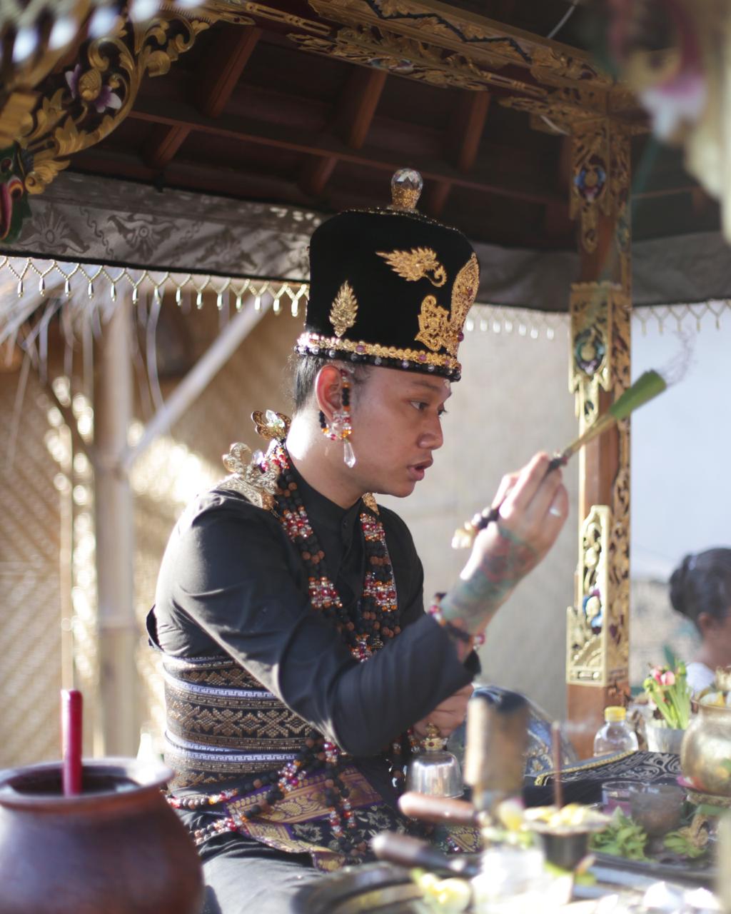 Ida Mas Dalem Segara conducting a ceremony. Source: personal archive