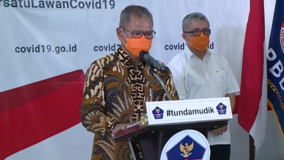 The Indonesian spokesperson for COVID-19-related matters, Achmad Yurianto (in batik shirt), announced yesterday that Indonesians are now required to wear face masks when leaving their homes. Photo: BNPB
