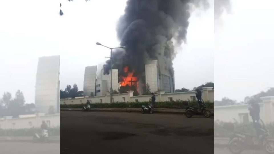 A massive fire broke out at the Basilea Convention Center in Gading Serpong, Tangerang regency this morning, burning down the building that also houses a local church, Christ Cathedral. Screenshot from video