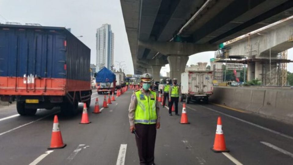 A road checkpoint at West Cikarang toll gate set up to turn back Jakartans going on mudik in 2020. Photo: Twitter/TMCPoldaMetro